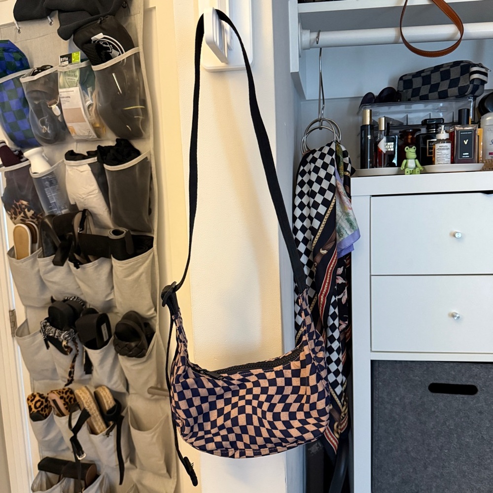 BAGGU navy and tan trippy checker mini crescent